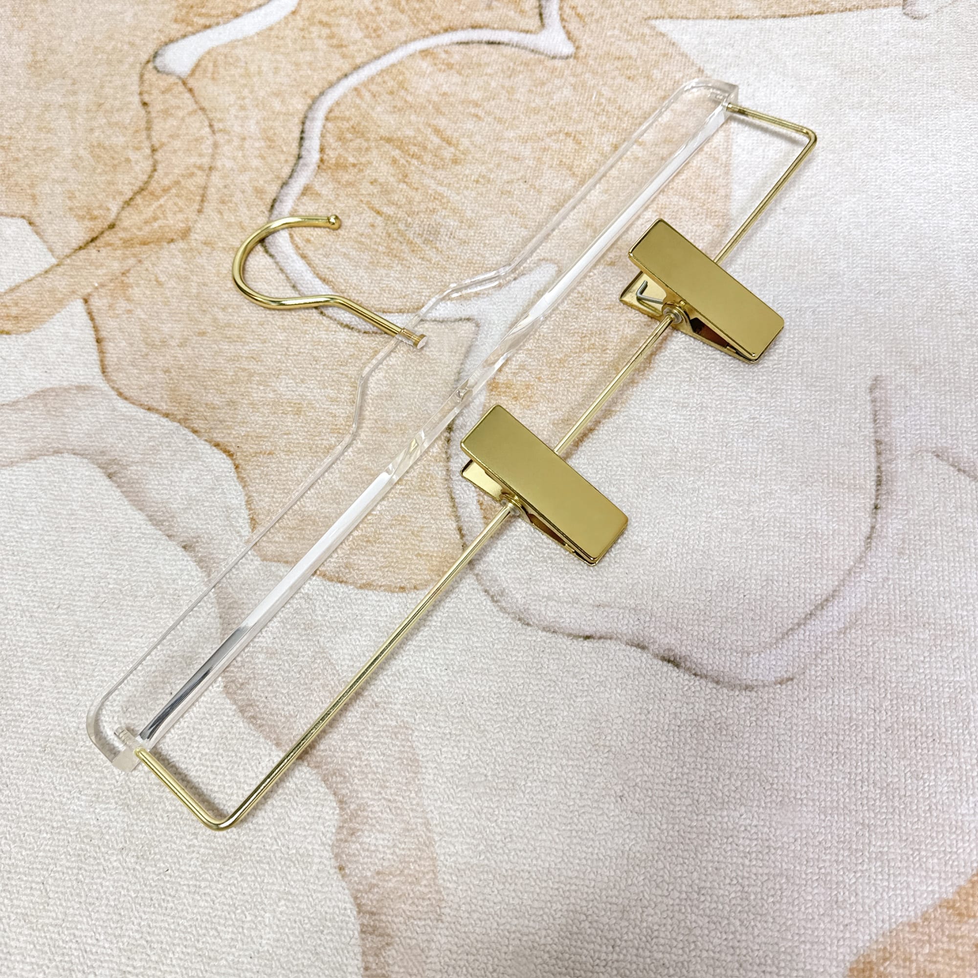 DE-LIANG Clothing Boutique Store Acrylic Pant Clothing Hanger Hanging Garment Rack Transparent Clear  Wedding Dress Hanger for Clothes Display Stand