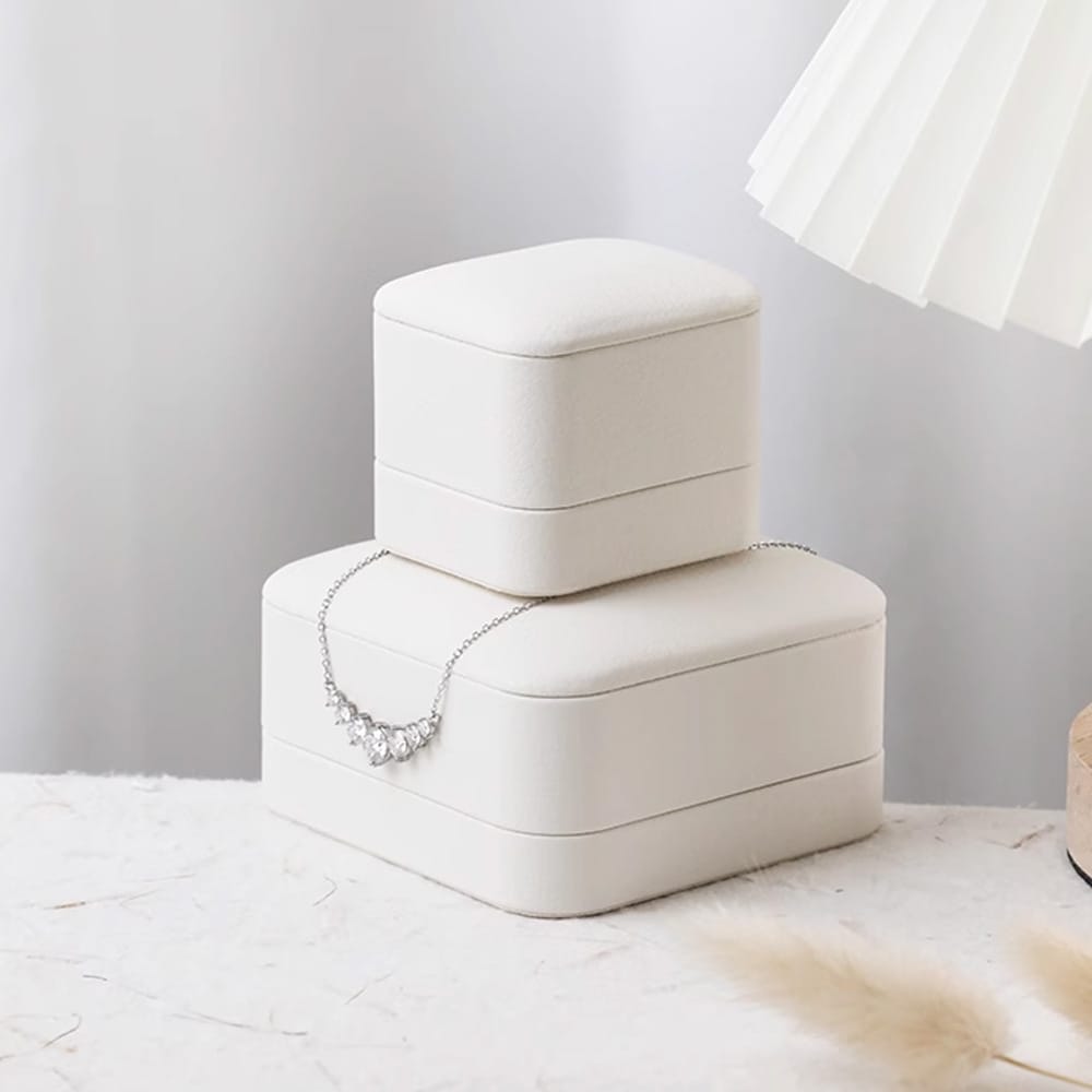 DE-LIANG Luxury Jewelry Storage Box,Travel Jewelry Case, Small Jewelry Box Portable Jewelry Travel Organizer Display Storage Case for Rings Earring Necklace Bracelet, Gift for Women,PU Leather & Velvet,White