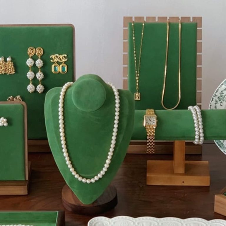 Why Top Retailers Are Turning to Velvet Jewelry Display Props？